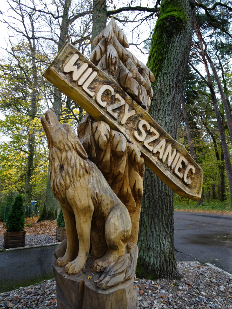 wolf’s lair - wolf sculpture at entrance