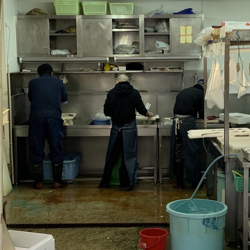 nishiki market fishmongers