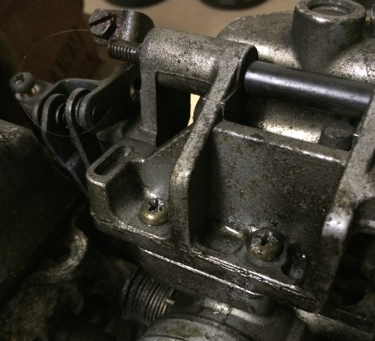 Throttle linkage mount